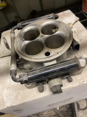 4150-style Edelbrock 31-3600 E-street 4-barrel Throttle Body Integrated Fuel Injectors